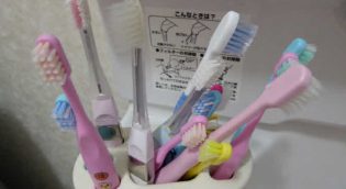 大量の歯ブラシ