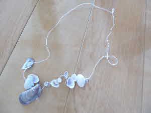 貝殻のネックレス